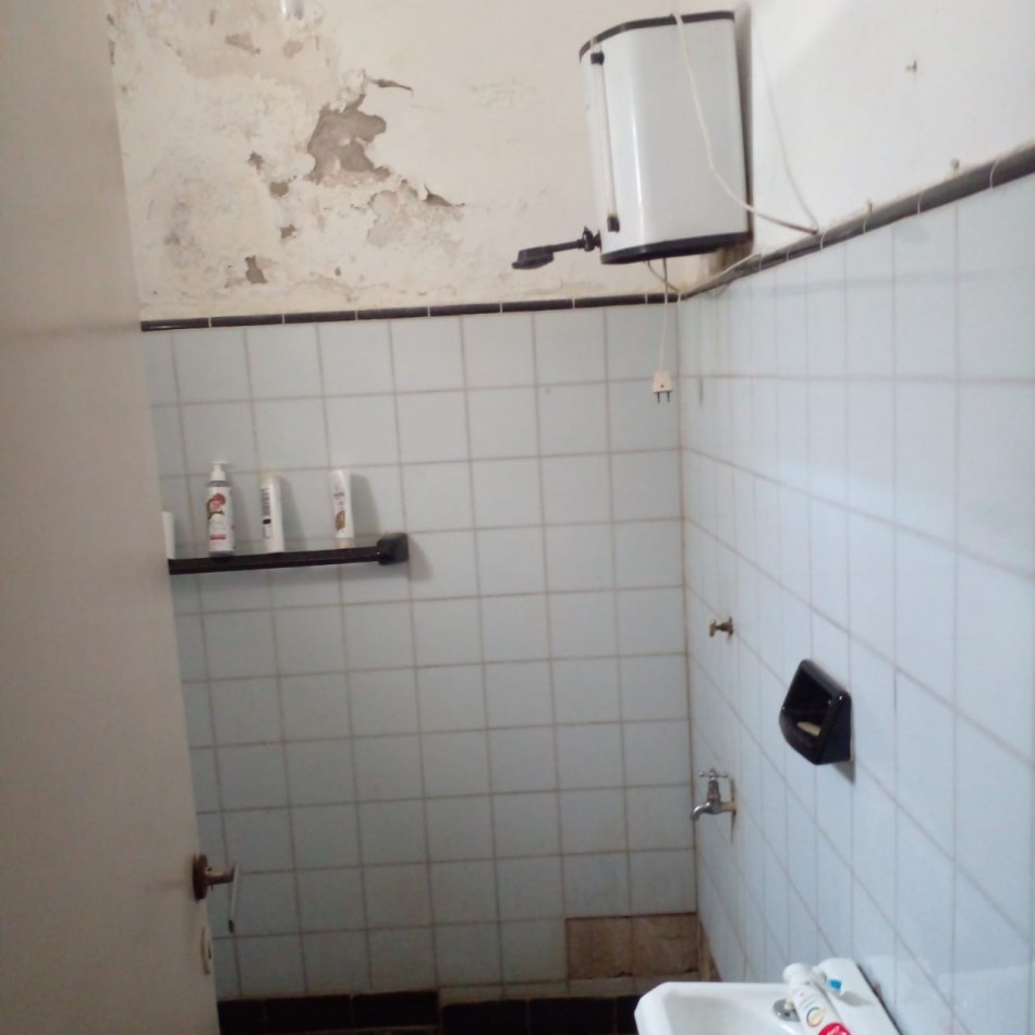 TERRENO CON CONSTRUCCION EN VENTA EN CENTRO DE LA CIUDAD DE COSQUIN. CA185