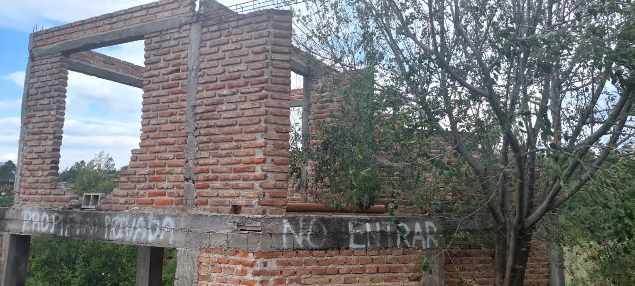 TERRENO CON CONSTRUCCION EN VENTA EN VILLA PARQUE SIQUIMAN. TE72