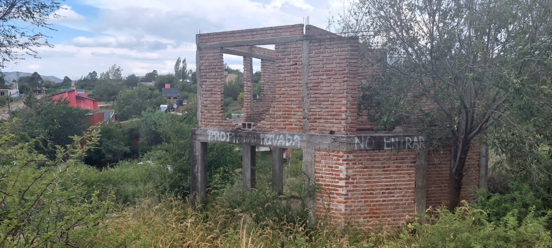 TERRENO CON CONSTRUCCION EN VENTA EN VILLA PARQUE SIQUIMAN. TE72