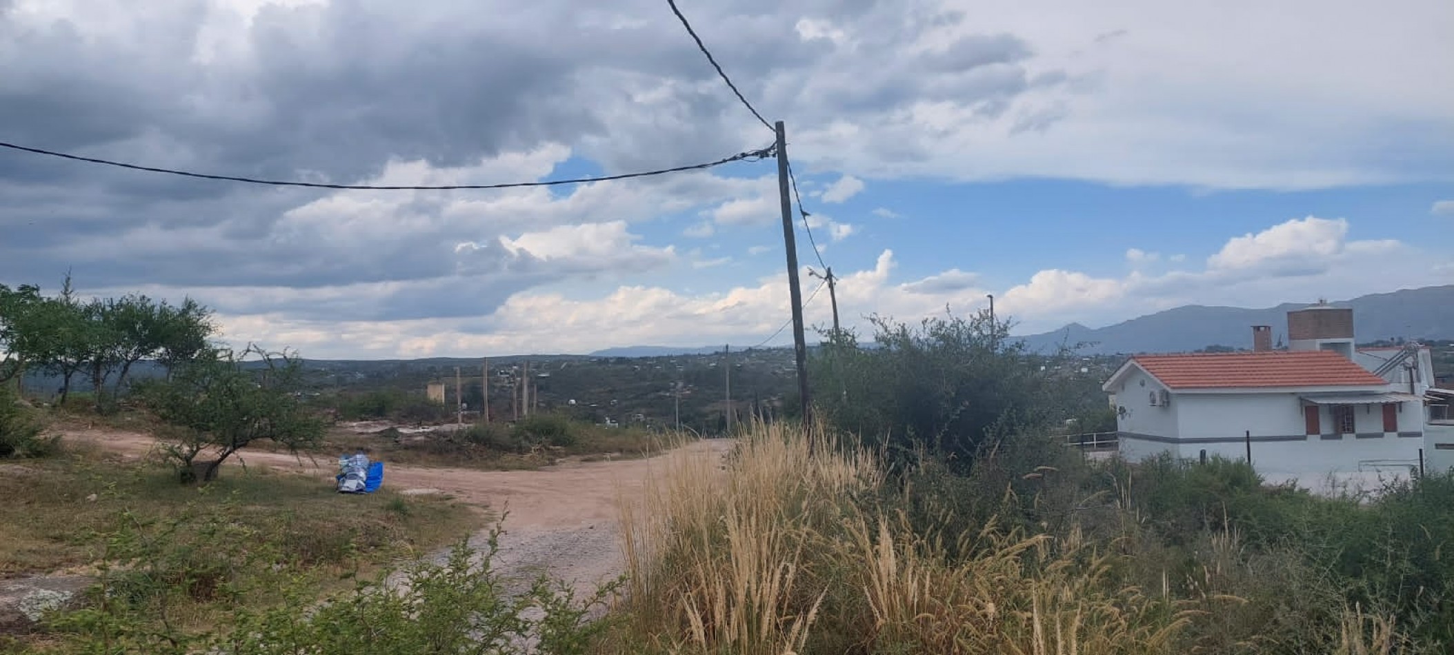 TERRENO CON CONSTRUCCION EN VENTA EN VILLA PARQUE SIQUIMAN. TE72