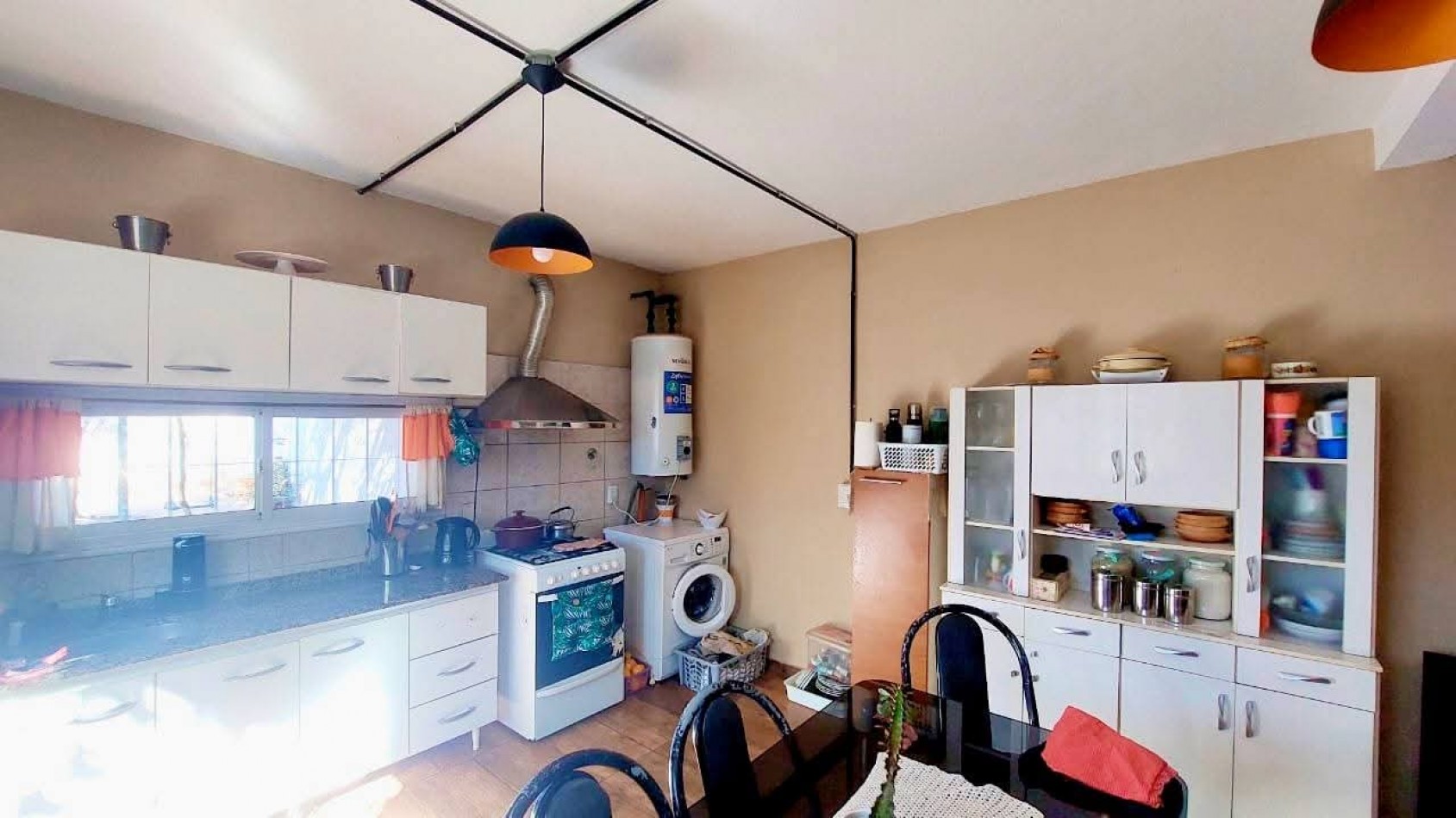 CASA EN VENTA EN MALVINAS ARGENTINAS, CORDOBA. SOBRE IMPORTANTE AVENIDA. CA188F.