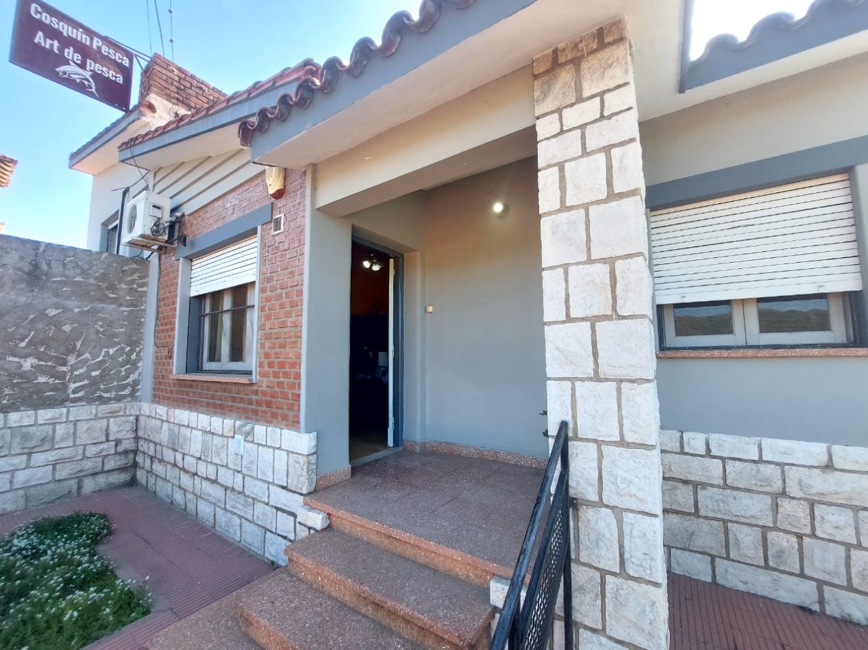 CASA MAS LOCAL A LA VENTA EN COSQUIN, SOBRE AV SAN MARTIN. CA232