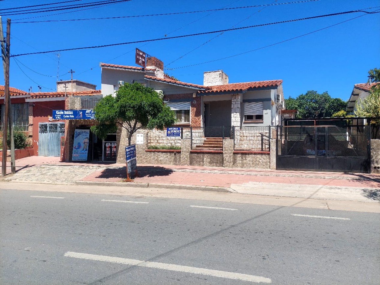 CASA MAS LOCAL A LA VENTA EN COSQUIN, SOBRE AV SAN MARTIN. CA232