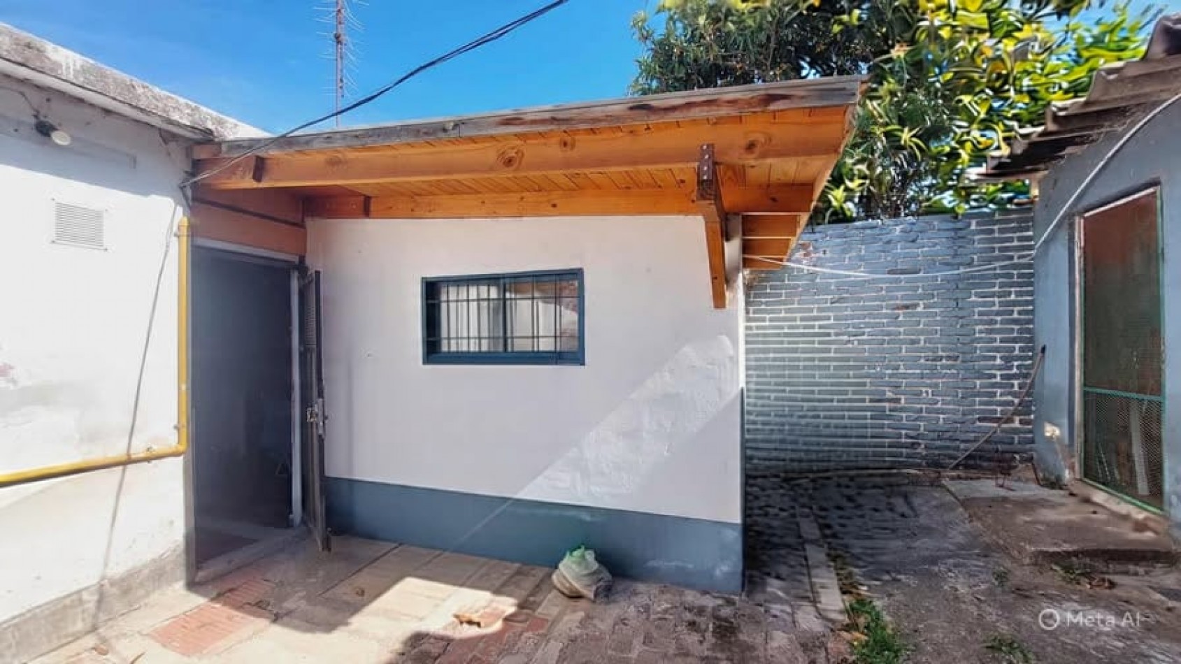 CASA MAS LOCAL A LA VENTA EN COSQUIN, SOBRE AV SAN MARTIN. CA232