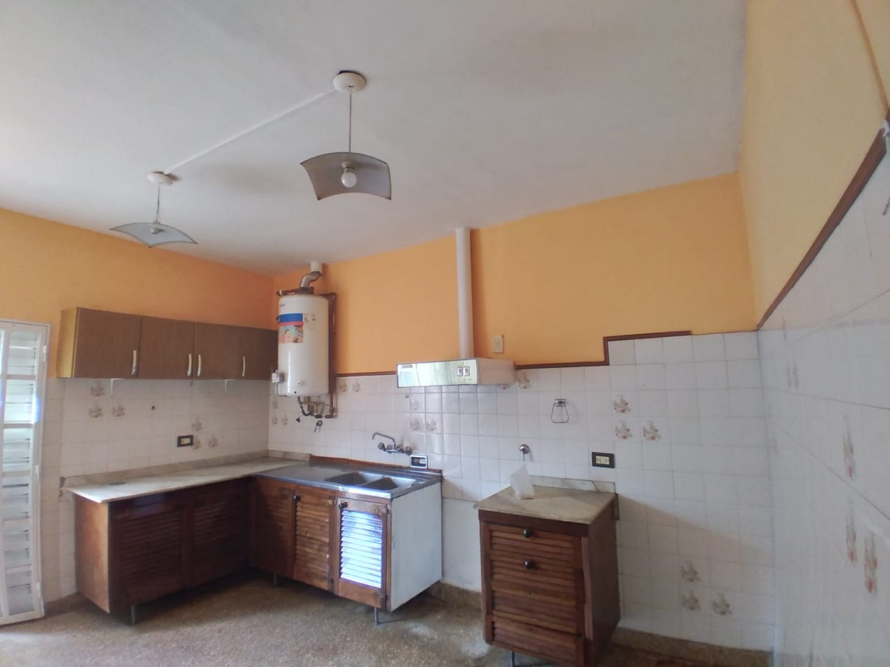 CASA MAS LOCAL COMERCIAL EN VENTA EN COSQUIN ZONA TRIBUNALES. CA233.