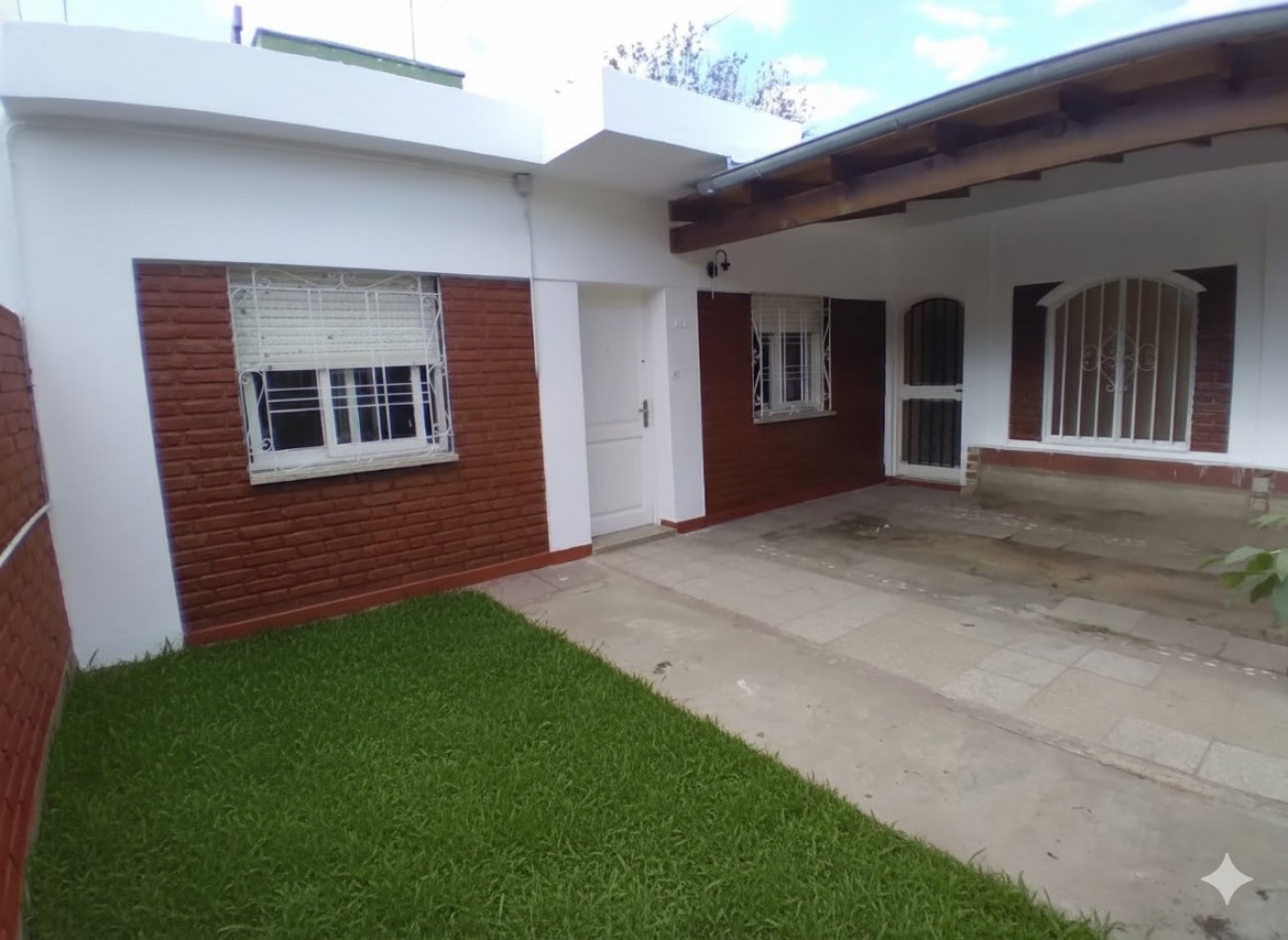 CASA MAS LOCAL COMERCIAL EN VENTA EN COSQUIN ZONA TRIBUNALES. CA233.